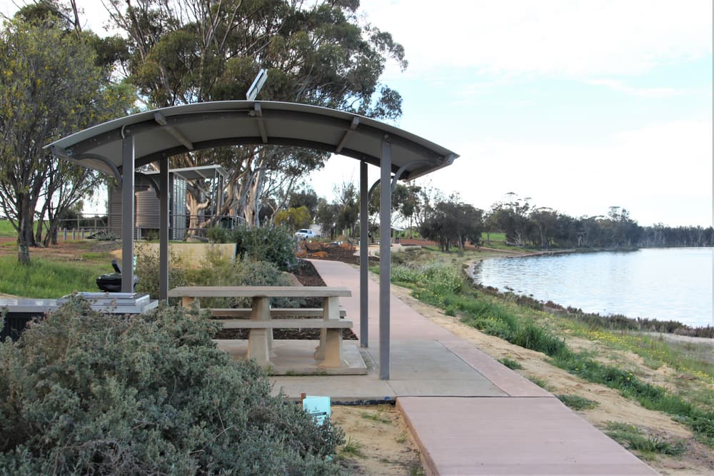 Picnic shelter, path and toilets next to the lake edge